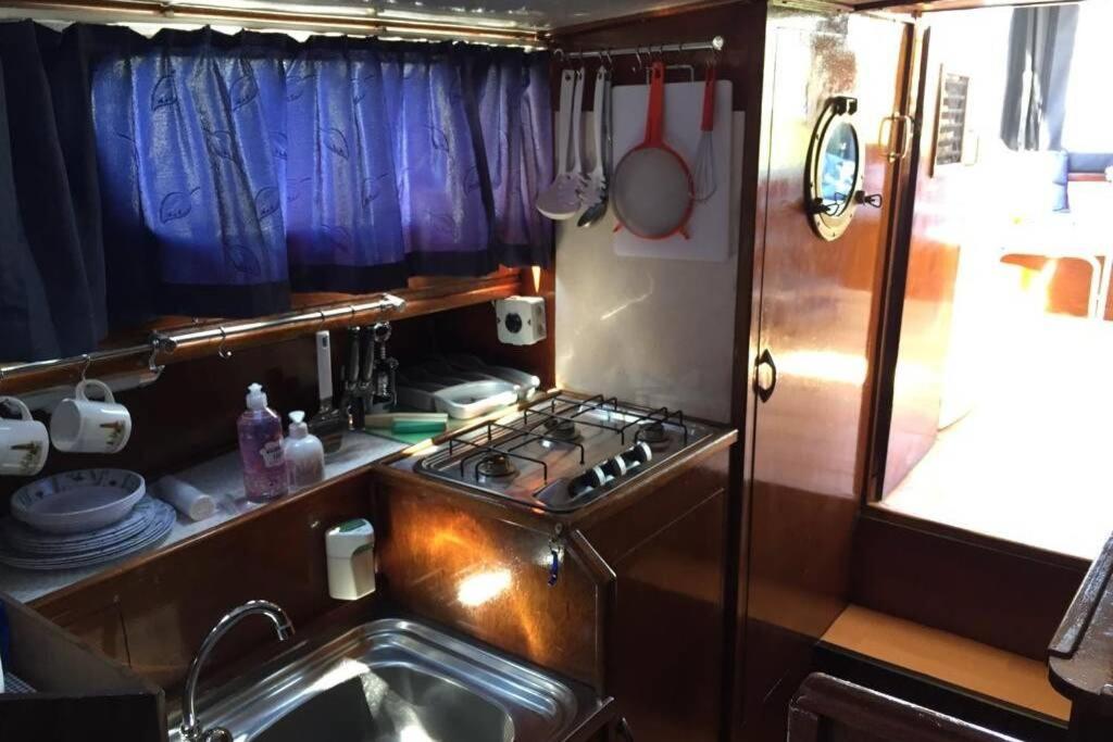 Boat Allemansfreon - Kamperen Op Het Water - Niet Om Mee Te Varen - Read Host Profile-Lees Hostprofiel Jutrijp Zewnętrze zdjęcie