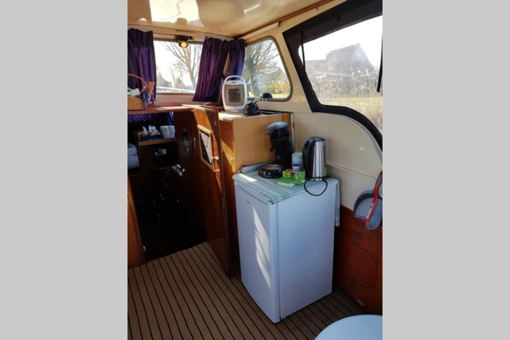 Boat Allemansfreon - Kamperen Op Het Water - Niet Om Mee Te Varen - Read Host Profile-Lees Hostprofiel Jutrijp Zewnętrze zdjęcie