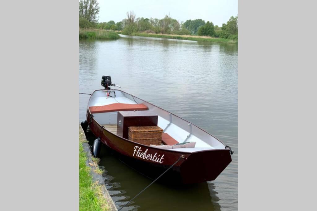 Boat Allemansfreon - Kamperen Op Het Water - Niet Om Mee Te Varen - Read Host Profile-Lees Hostprofiel Jutrijp Zewnętrze zdjęcie